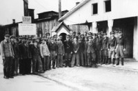 Jüdische Polizei vor dem Eingang zum DP-Camp Ainring (Oberbayern). (Foto: Archiv Mark Zwischenberger)