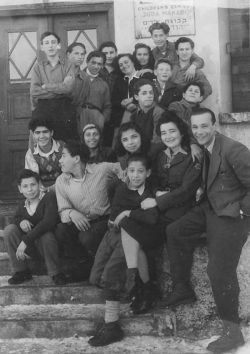 Eine Tafel in englischer und hebräischer Sprache informiert über die neue Nutzung des Hotels „Am Forst“: „Children’s Center Juda Makabi" (Foto: Yad Tabenkin Archive)