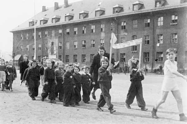 Kinder aus dem zentralen Auffanglager in Rosenheim fordern die frei Einreise nach Erez Israel (Foto: Beit Lochamei Hagetaot)