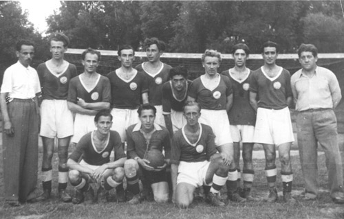 Die Fußballmannschaft von Hakoah Wien 1946 (N. Lopper, stehend, 2. v. r.), Foto/Repro: Lopper/nurinst-archiv