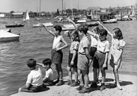 Nach den Aufnahmen in Nürnberg ging es ins Studio nach Zürich. In den Drehpausen wurde mit den Kindern Ausflüge gemacht. Das Foto zeigt Avri (3. v. l.) und seine Gruppe am Vierwaldstättersee bei Luzern. (Foto: Privat)