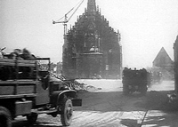 Die Wagenkolonne mit den Kindern fährt über den Hauptmarkt, im Hintergrund die Frauenkirche. (Filmszene aus "The Search", © Praesens-Film, Zürich)